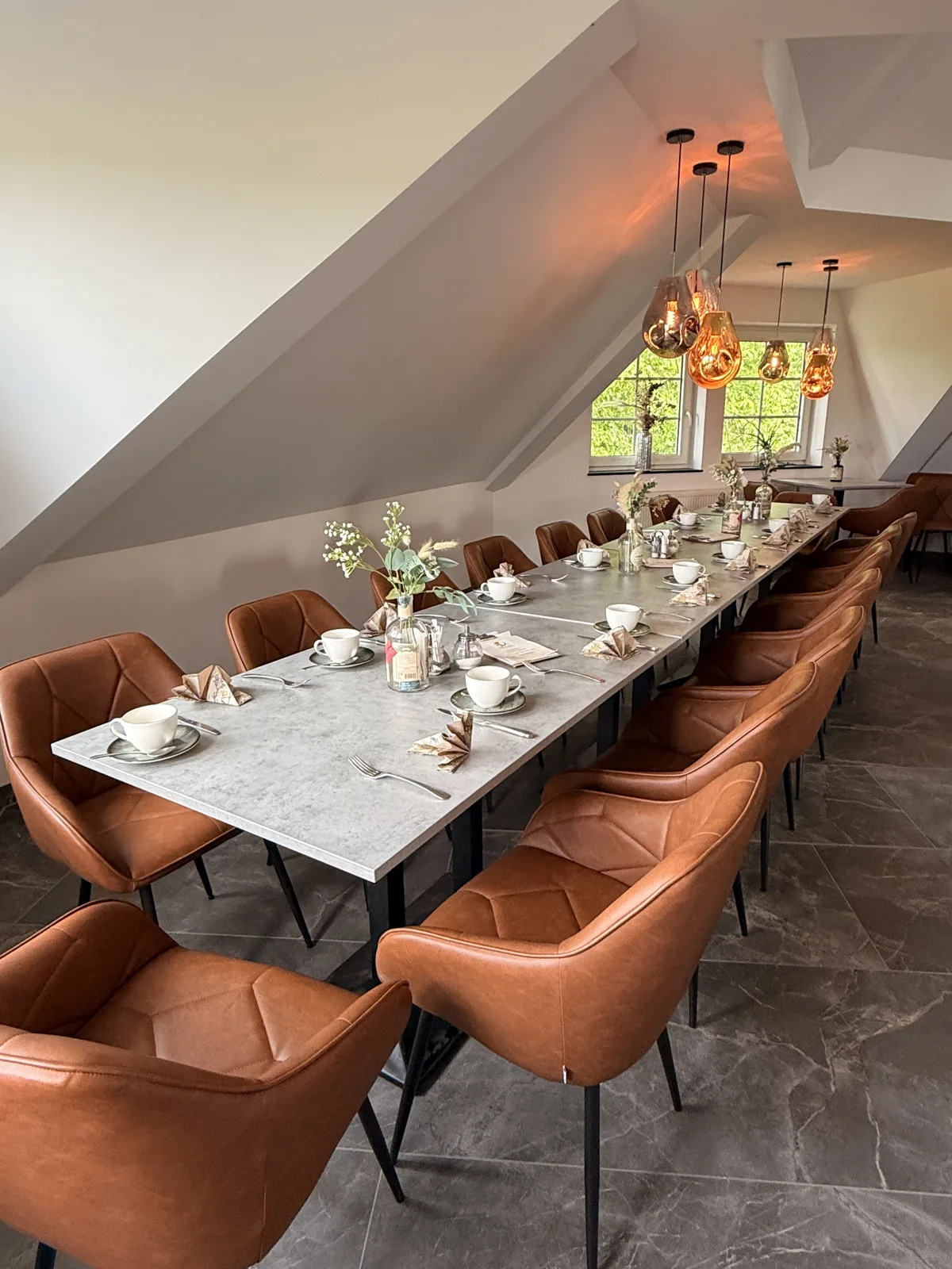 Saal mit Feldblick