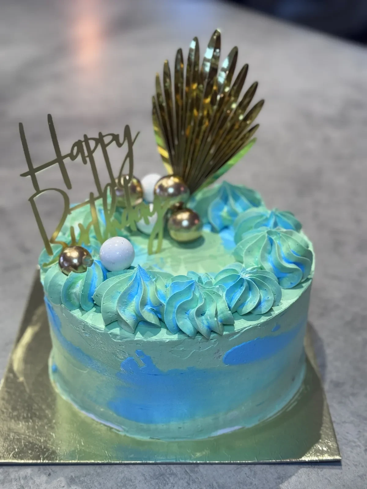 Happy-Birthday-Torte in Türkis mit Goldakzenten