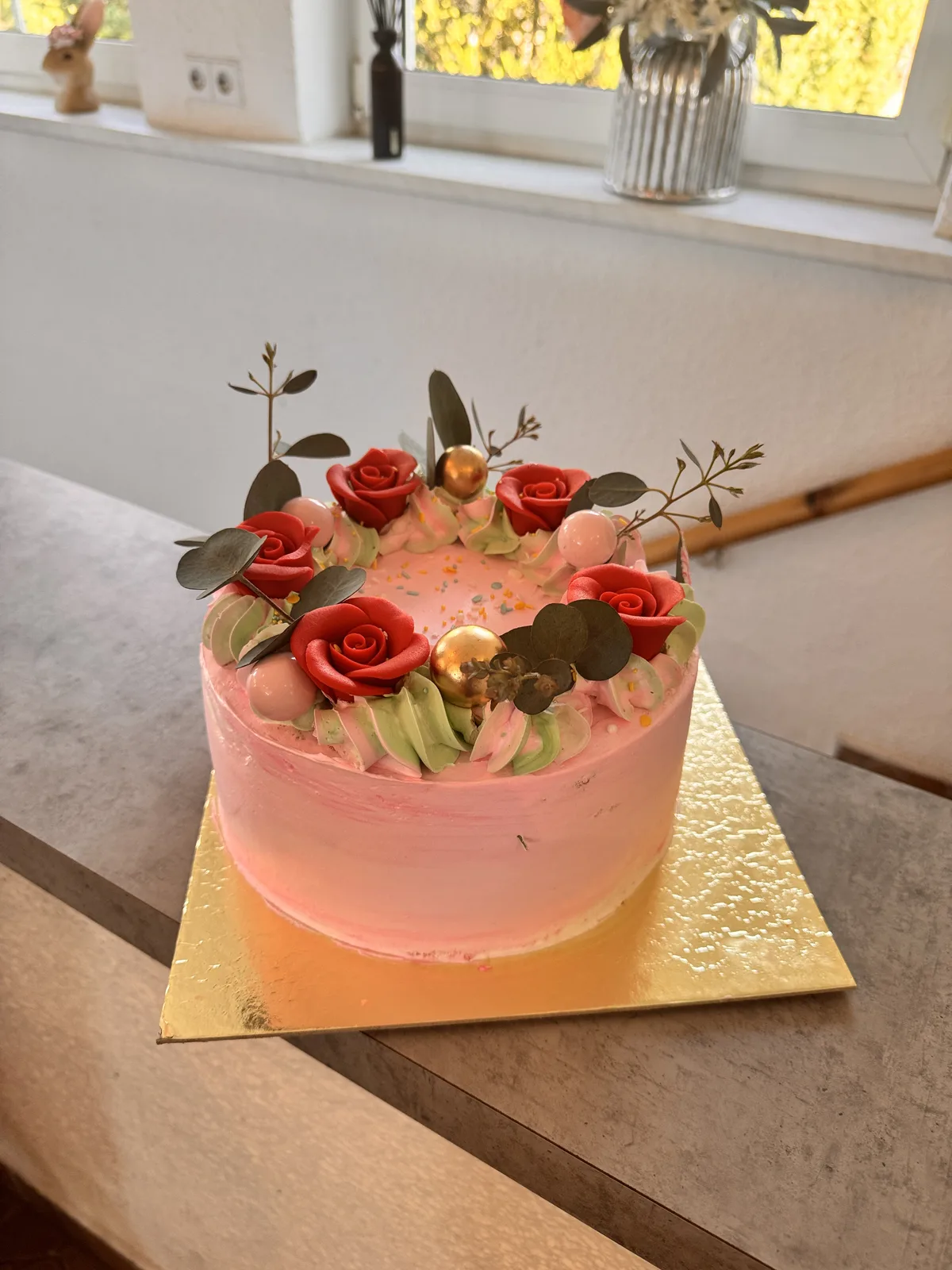Torte mit rosa Rosen