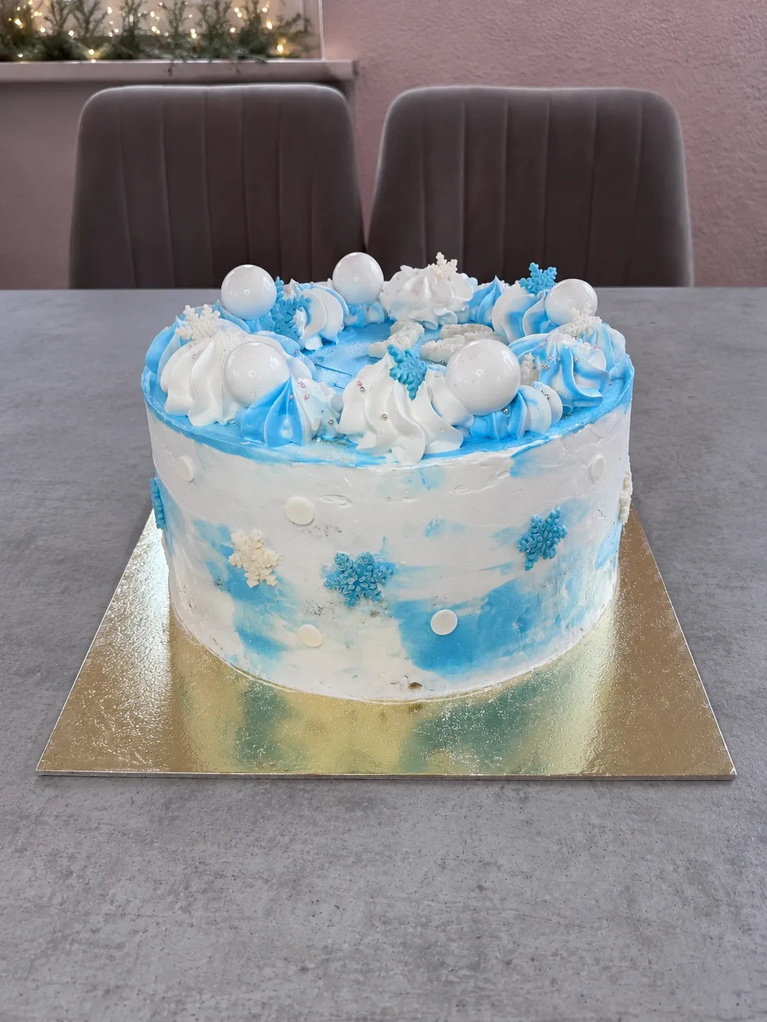 Wintertorte mit Schneeflocken